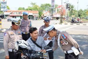 Ditlantas Polda Banten Laksanakan Gatur dan Teguran di Hari Keempat Ops Zebra Maung 2024