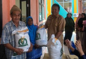 Pemerintah Kelurahan Mekar Sari Salurkan Bansos Beras