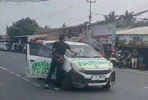 BREAKING NEWS : Aksi “Cowboy” Romeo di Kota Baja, Pecah Kaca Mobil Sambil Tenteng Palu dan Gagang Cangkul