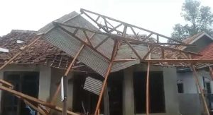 Angin Puting Beliung Sapu Rumah Warga di Kecamatan Cikeusal