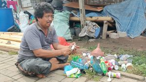 Program Rutilahu, Secercah Asa Bagi Sang Pemulung di Cikeusal