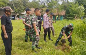 Dukung Program Ketapang, Koramil 0602-09/Cikeusal Tanam Seratus Pohon Sukun 