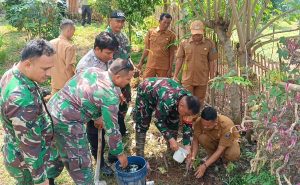 Koramil 0602-18/Kragilan dan Pemdes Sukajadi Tanam Pohon Sukun Dukung Ketahanan Pangan