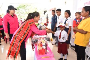 Ketum Bhayangkari Pusat (Kembali) Salurkan Ribuan Paket Bansos di Maluku Barat Daya