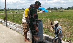 Bangun Saluran Irigasi, Babinsa Koramil 0602-20/Pamarayan Adakan Gotong-Royong