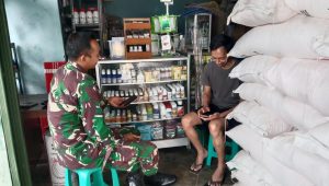 Babinsa Koramil 0602-12/Ciomas Cek Stock Pupuk di Desa Sukadana