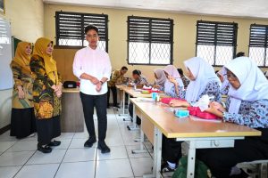 Wapres Tinjau Makan Bergizi Gratis di SMKN 3 Tangerang dari Dapur Sekolah Kejuruan