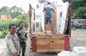 Sinergi TNI-Polri, Babinsa Koramil 0602-09/Cikeusal dan Polsek Kawal Distribusi Logistik Pilkada 2024
