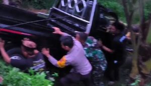 Akibat Kondisi Jalan Licin Diguyur Hujan, Mobil Pick Up Terguling di Ciomas