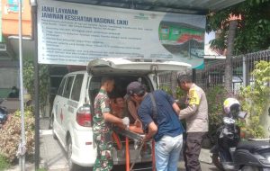 Kasus Tabrak Lari, Babinsa Koramil 0602-18/Kragilan dan Bhabinkamtibmas Evakuasi Korban