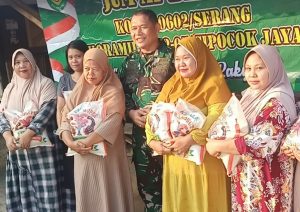 Babinsa Koramil 0602-06/Cipocok Jaya Bagikan Bantuan Beras Kepada Warga