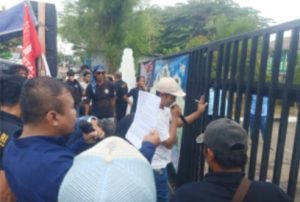 Massa Kolebat Geruduk UPTD PJJ Serang-Cilegon DPUPR dan Dindikbud Banten