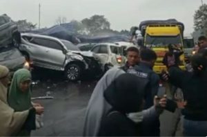 BREAKING NEWS : Akibat Truck Rem Blong, Tabrakan Beruntun di Tol Purbaleunyi