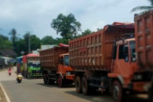 Di Jembatan Dua Carang Datang, Damtruck Parkir Sembarangan Diminta Ditertibkan