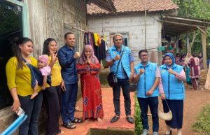 Tim Ratu Zakiyah dan Najib Kunjungi Supir Truck Kecelakaan Maut di Desa Seuat Jaya