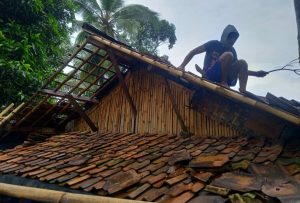 Akibat Hujan Deras dan Disapu Angin Kencang, Rumah Warga di Desa Pamarayan Rusak