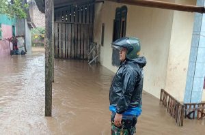 Babinsa Koramil 0602-13/Padarincang Pantau Lokasi Titik Rawan Bencana Banjir