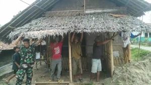 Babinsa Koramil 0602-20/Pamarayan Dampingi Pembangunan Rumah Program Rutilahu