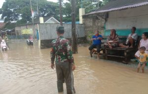 Babinsa Koramil 0602-18/Kragilan Atasi Dampak Bencana Banjir di Desa Binaan