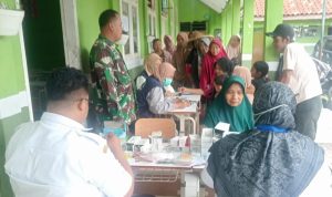 Babinsa Koramil 0602-13/Padarincang dan Puskesmas Bersinergi Gelar Pengobatan Gratis Bagi Korban Banjir