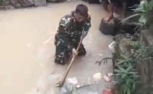 Cegah Banjir, Babinsa Koramil 0602-18/Kragilan dan Warga Bersihkan Aliran Sungai