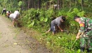 Babinsa Koramil 0602-15/Baros dan Warga Gelar Karya Bakti Pembersihan Jalan