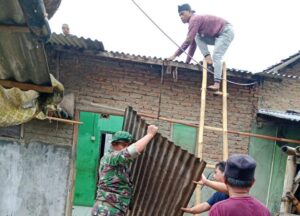 Akibat Disapu Angin Kencang Rumah Warga Roboh, Babinsa Koramil 0602-18/Kragilan Bantu Renovasi