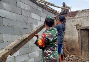 Babinsa Koramil 0602-18/Kragilan Bantu Renovasi Rumah Roboh Milik Warga Akibat Cuaca Ekstrim