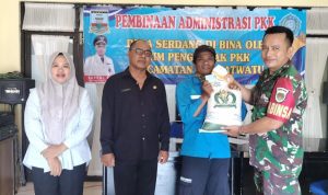 Babinsa Koramil 0602-06/Kramatwatu Dampingi Kades Serdang Salurkan Bantuan Pangan
