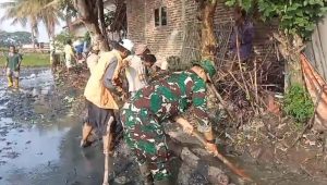 Cegah Banjir, Babinsa Koramil 0602-17/Carenang dan Warga Gotong-Royong 
