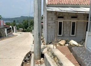 Tiang Listtik Dipasang di Selokan Air, Warga Desa Calung Bungur Minta PLN Segera Dipindahkan