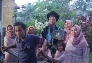 Sang Putri Wisuda Sarjana, Ayah Ajak Naik Gerobak Sampah