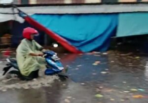 Dikepung Banjir, Pedagang Pasar Rau Kota Serang Sepi Konsumen