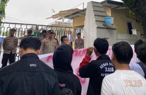 Aksi Unjuk Rasa di Bapenda Banten, Mahasiswa Desak Pengusutan Dugaan Monopoli dan Pungli