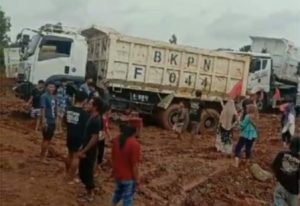 Masyarakat Desa Mekarsari Gerudug Galian C di Papanggo