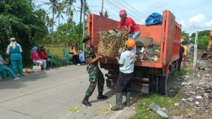 Forum RT/RW Kota Serang Bersama TNI/Polri Bersihkan Sampah di Kelurahan Kasemen