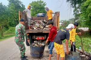 Tangani Sampah, Danramil 0602-17/Carenang Kolaborasi dengan Polri, Pemda dan Masyarakat