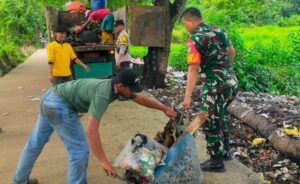 Sinergi Babinsa Koramil 0602-17/Carenang dan Masyarakat Wujudkan Lingkungan Bersih