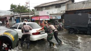 Babinsa Koramil 0602-01/Kota Serang Bantu Tangani Banjir yang Melanda Kelurahan Unyur