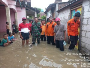 Di Desa Tonjong, Babinsa Koramil 0602-06/Kramatwatu Monitoring Wilayah Terdampak Banjir