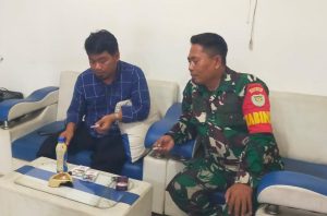Babinsa Koramil 0602-15/Baros Perkuat Sinergitas Melalui Komsos Dengan Aparatur Desa 