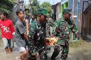 Di Tengah Bencana Banjir, Babinsa Koramil 0602-16 Ciruas Evakuasi Warga Alami Sakit