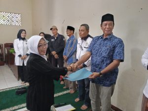 Berperan Digarda Terdepan Layani Warga,.Kades Petir Lantik 17 Ketua RT dan RW