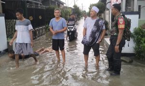 Babinsa Koramil 0602-19/Cikande Bantu Warga Terdampak Banjir di Perumahan Bumi Ketos Regency