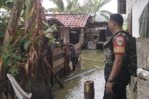 Babinsa Koramil 0602-19/Cikande Pantau Potensi Bencana Banjir 