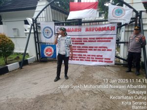 Puluhan Massa Aliansi Reformasi Banten Gruduk Kantor Dindikbud dan Dishub Banten