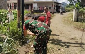 Babinsa Koramil 0602-04/Taktakan dan Warga Gotong Royong Bersihkan Jalan Lingkungan