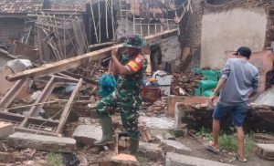 Rumah Warga Ambruk, Babinsa Koramil 0602-02/Kasemen Bantu Warga Terdampak