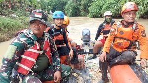 Bocah Raib di Sungai Cibanten,.Babinsa Koramil 0602-02/Kasemen dan BPBD Temukan Korban