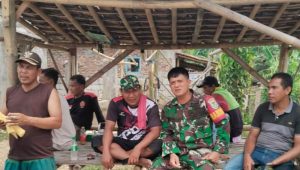 Komsos, Salah Satu Cara Babinsa Koramil 0602-21/Kopo Jaga Kedekatan dengan Warga
